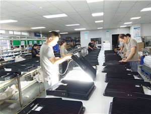 源头工厂的投光灯生产实拍